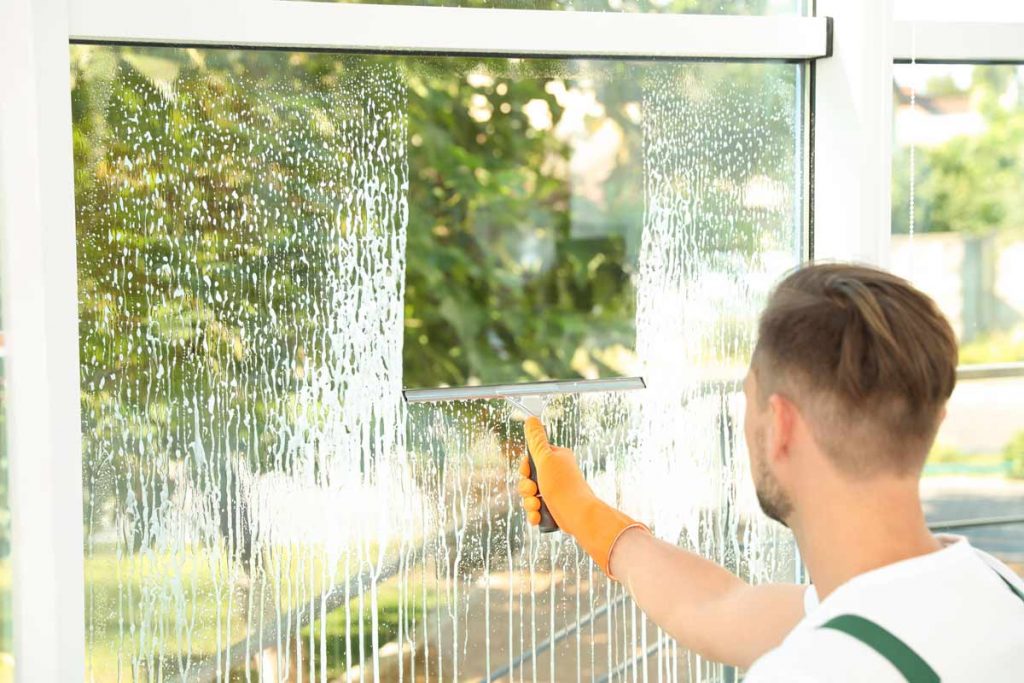 Le lavage de vitres par une entreprise de propreté